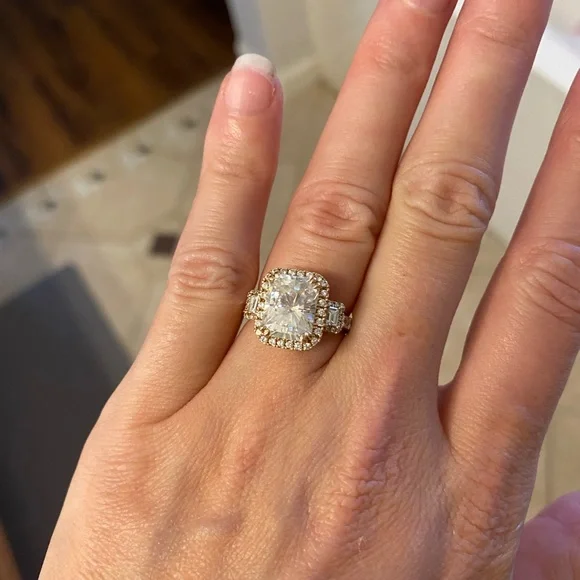 Moissanite and diamond engagement ring - Picture 3 of 10